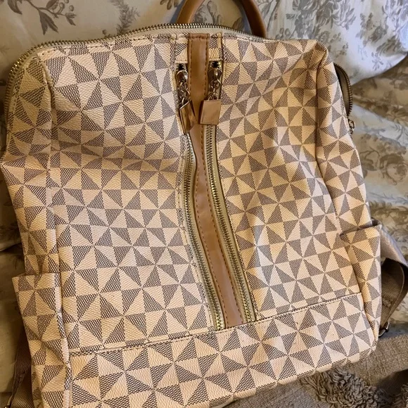 NWOT Geometric Patterned Tan Backpack - Picture 5 of 6